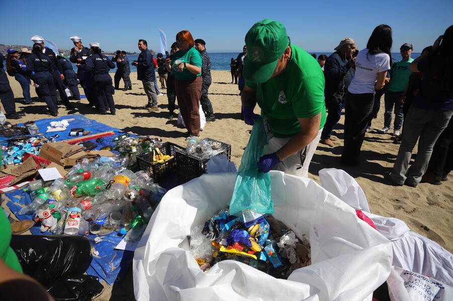 Directemar  realizó nueva jornada del Día Internacional de Limpieza de Playas en Valparaíso