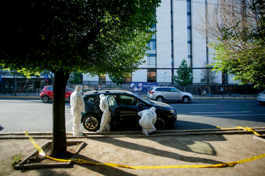 Detienen a hombre tras atropellar a carabinero cerca de La Moneda y escapar