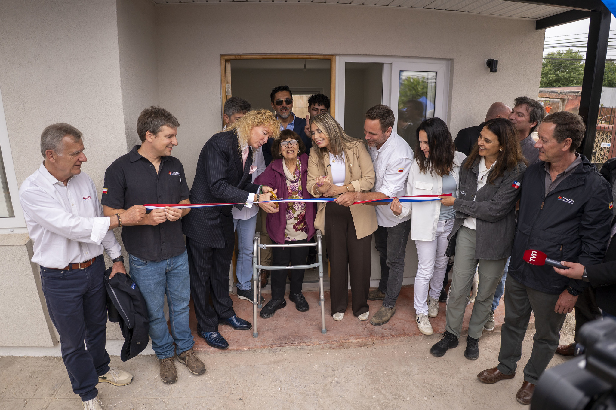 Leonardo Farkas entrega viviendas sociales a familias afectadas por el megaincendio de Quilpué